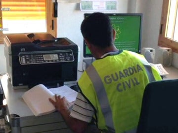 Un Guardia Civil durante el registro
