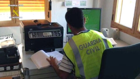 Un Guardia Civil durante el registro