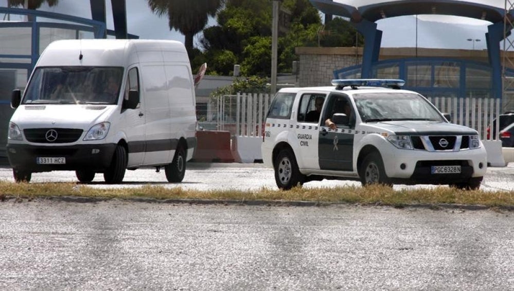 Un vehículo de la Guardia Civil escolta el furgón que lleva parte del material
