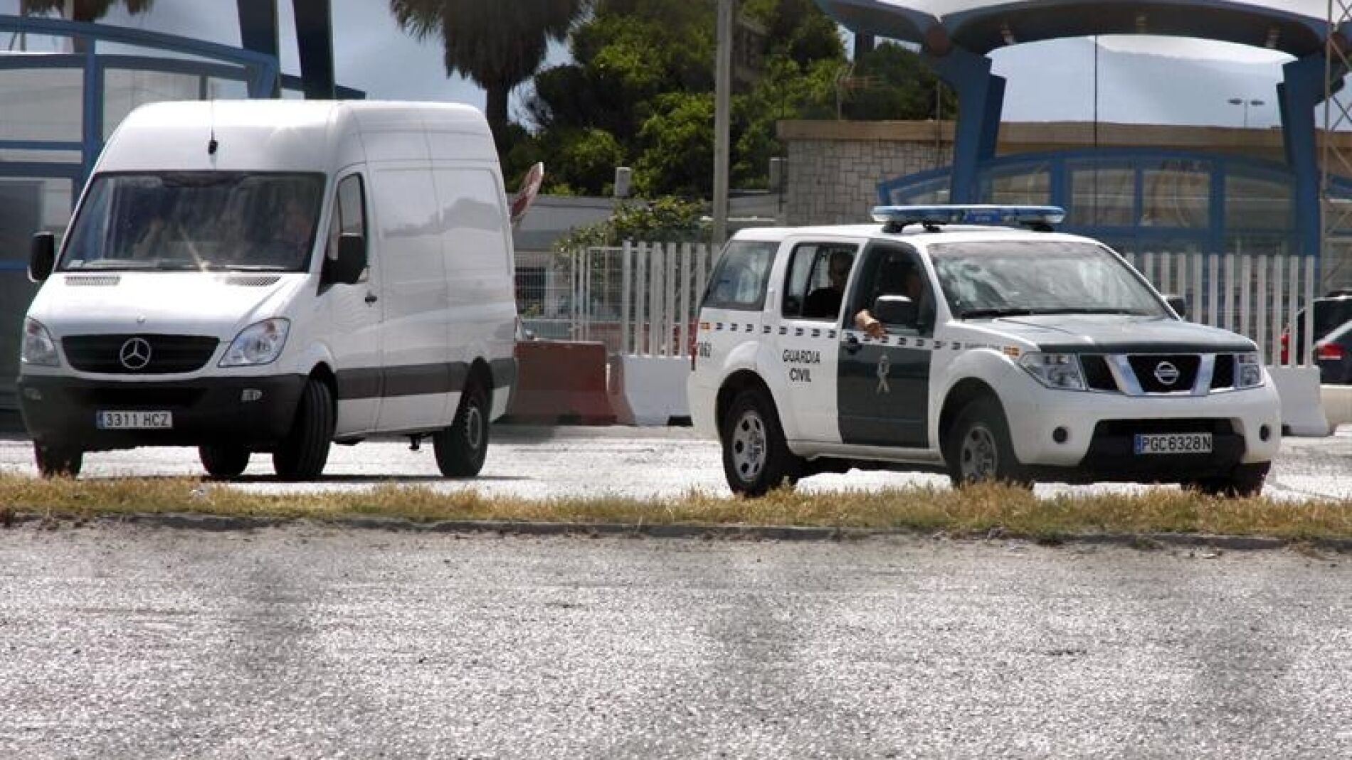 Un veh&iacute;culo de la Guardia Civil escolta el furg&oacute;n que lleva parte del material