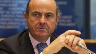 De Guindos prevé que el PIB caiga el 1,5% en 2013, el triple más de lo previsto