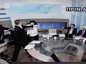Un miembro del partido neonazi griego agrede en directo a dos diputadas