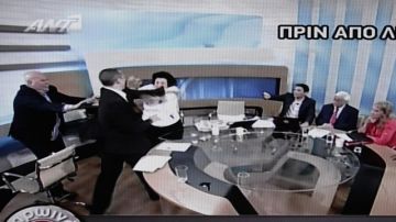 Un miembro del partido neonazi griego agrede en directo a dos diputadas