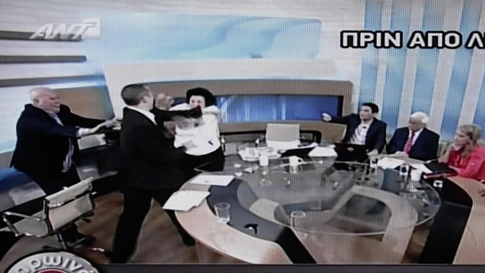 Un miembro del partido neonazi griego agrede en directo a dos diputadas Un miembro del partido neonazi griego agrede en directo a dos diputadas