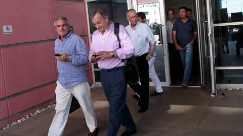 El presidente de la Federación Andaluza de Asociaciones Pesqueras junto a pescadores El presidente de la Federación Andaluza de Asociaciones Pesqueras junto a pescadores