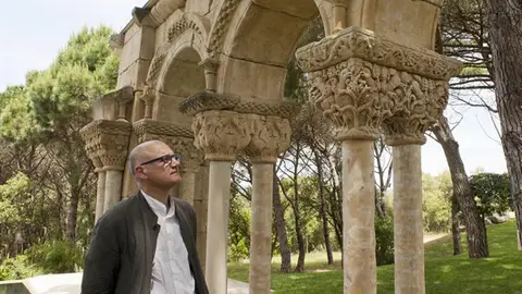 El profesor Boto mira el claustro El profesor Boto mira el claustro