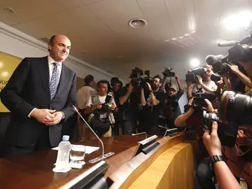 Luis de Guindos valora la opción del rescate a España Luis de Guindos valora la opción del rescate a España