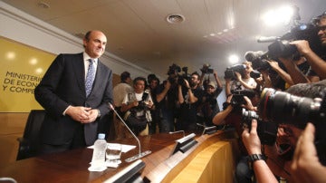 Luis de Guindos valora la opción del rescate a España