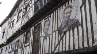 Cientos de retratos decoran las calles de Mogarraz