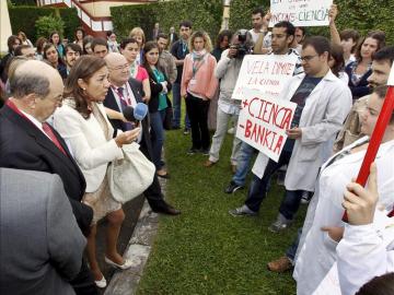 Carmen Vela, ante los becarios de Biomedicina Carmen Vela, ante los becarios de Biomedicina