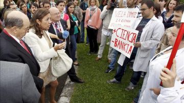 Carmen Vela, ante los becarios de Biomedicina