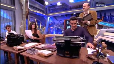 El profesor Jandro enseña mecanografía a Mario Casas y Clara Lago
