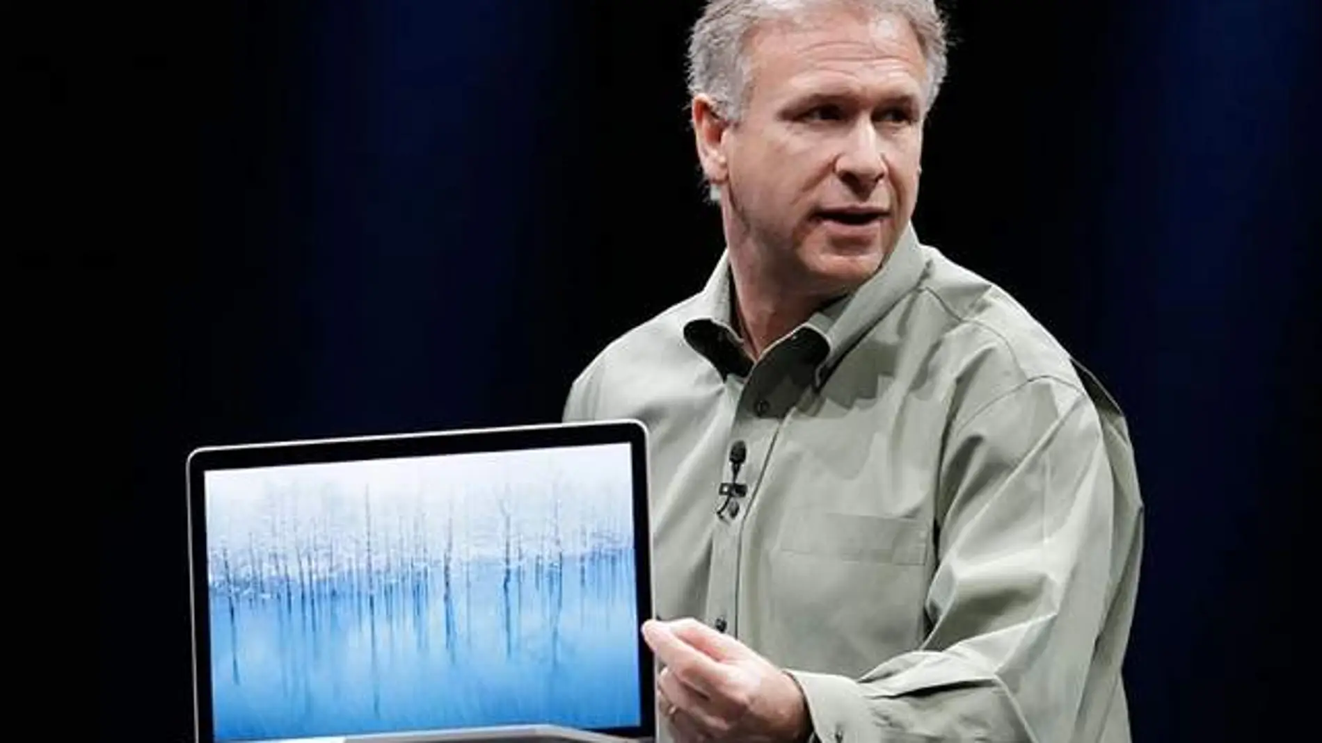 Phil Schiller presentando el nuevo Mac Book Pro Phil Schiller presentando el nuevo Mac Book Pro