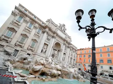 Trabajadores inspeccionan la Fontana di Trevi Trabajadores inspeccionan la Fontana di Trevi