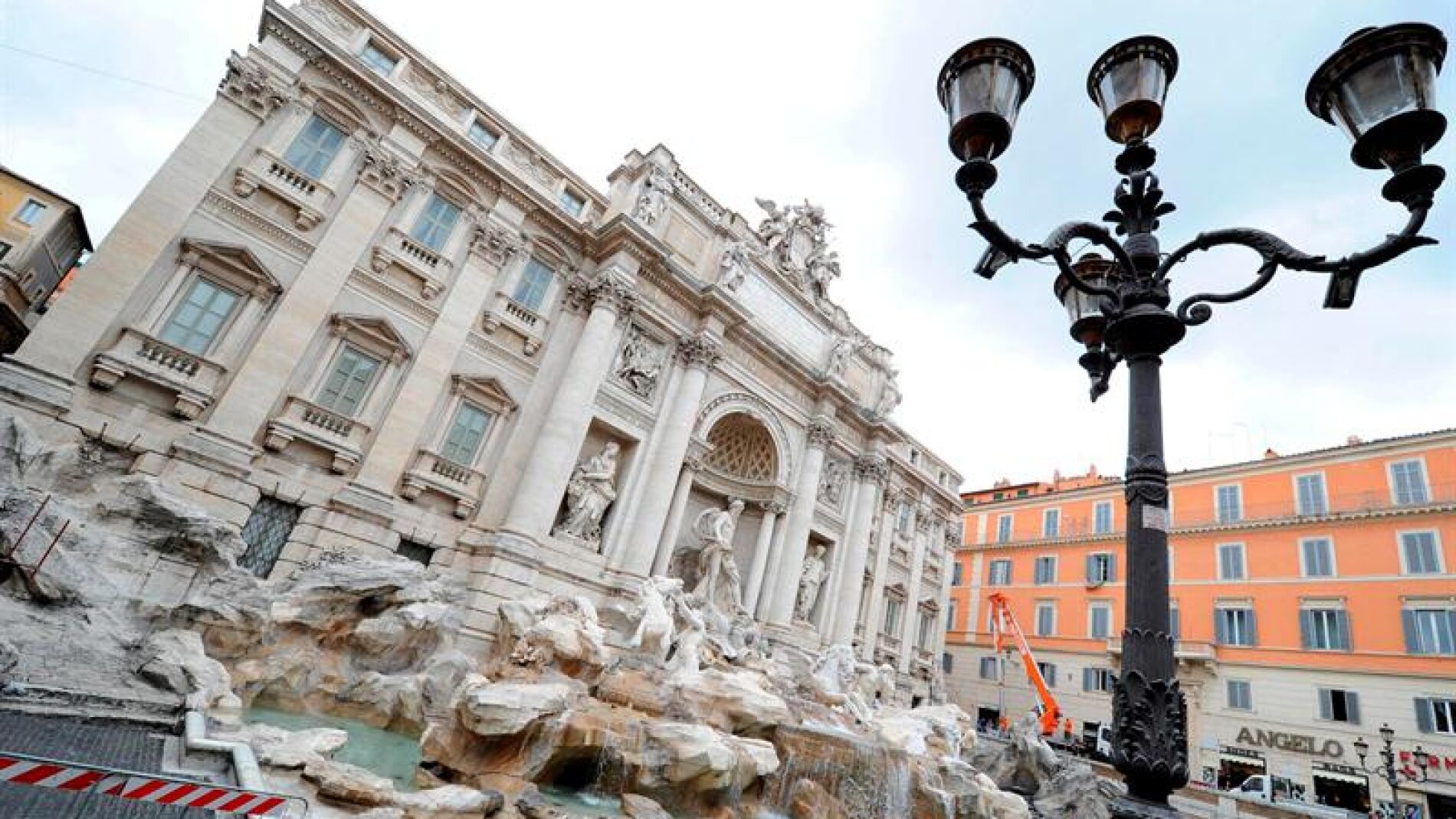 Trabajadores inspeccionan la Fontana di Trevi