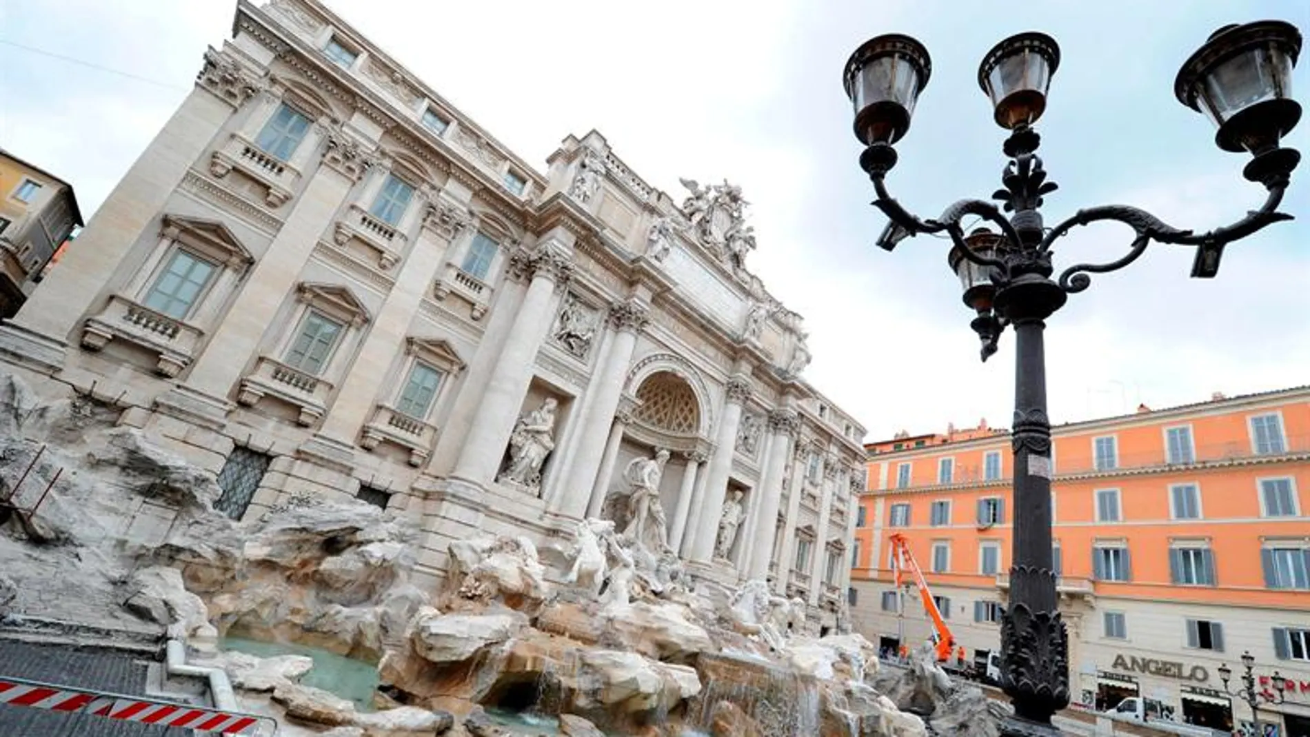 Trabajadores inspeccionan la Fontana di Trevi Trabajadores inspeccionan la Fontana di Trevi