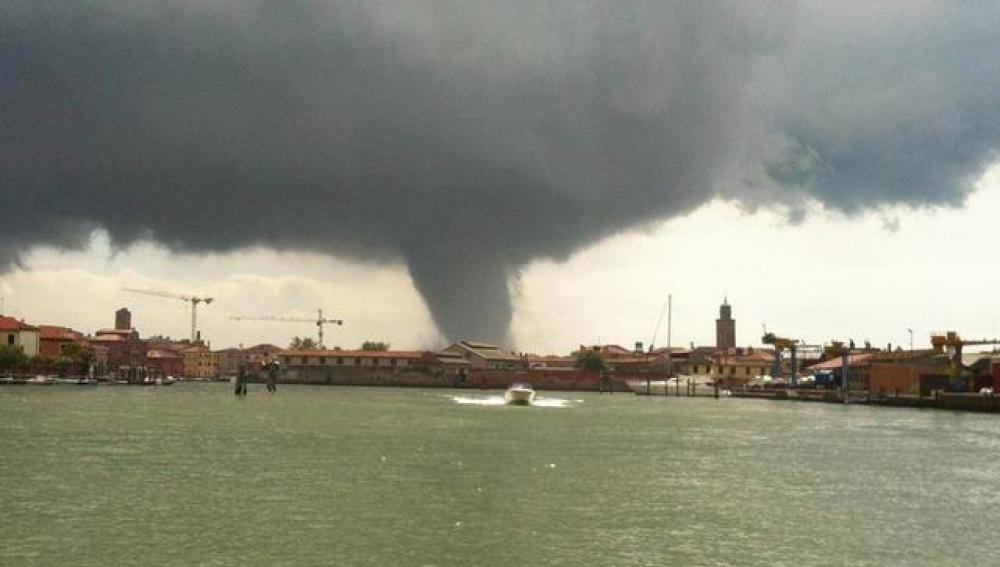 Un herido y numerosos daños por un tornado sobre la laguna de Venecia