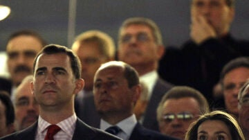 Los Príncipes escuchan el himno en un partido de España