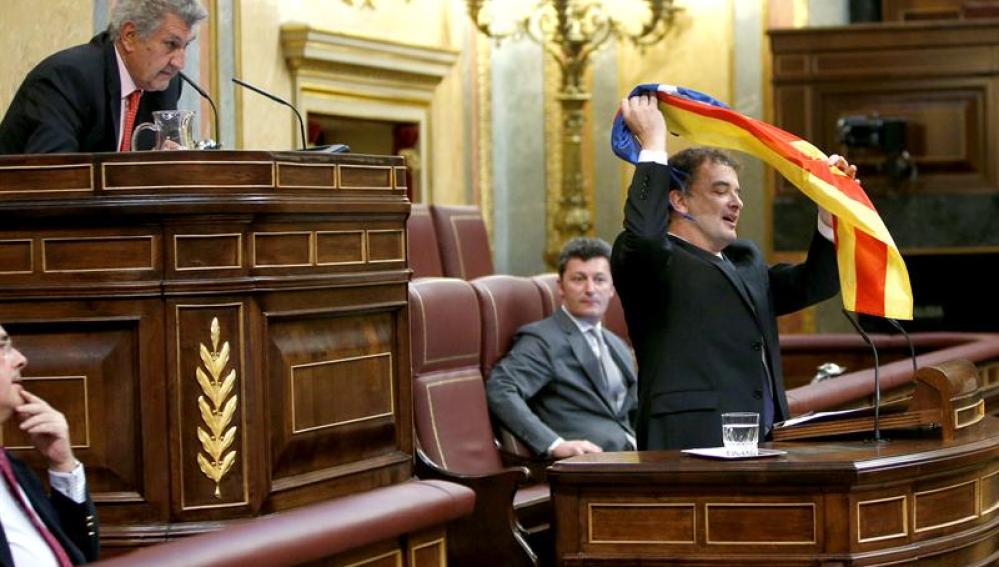 Alfred Bosch muestra la 'estelada' en el Congreso