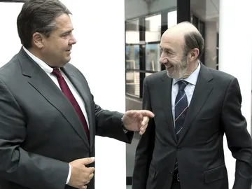 Alfredo Pérez Rubalcaba junto a Sigmar Gabriel Alfredo Pérez Rubalcaba junto a Sigmar Gabriel