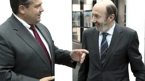 Alfredo Pérez Rubalcaba junto a Sigmar Gabriel Alfredo Pérez Rubalcaba junto a Sigmar Gabriel