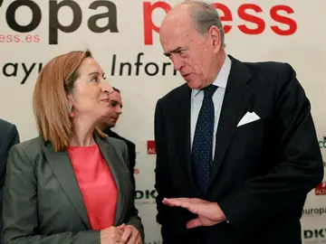 Ana Pastor conversa con el presidente de FCC, Baldomero Falcones Ana Pastor conversa con el presidente de FCC, Baldomero Falcones