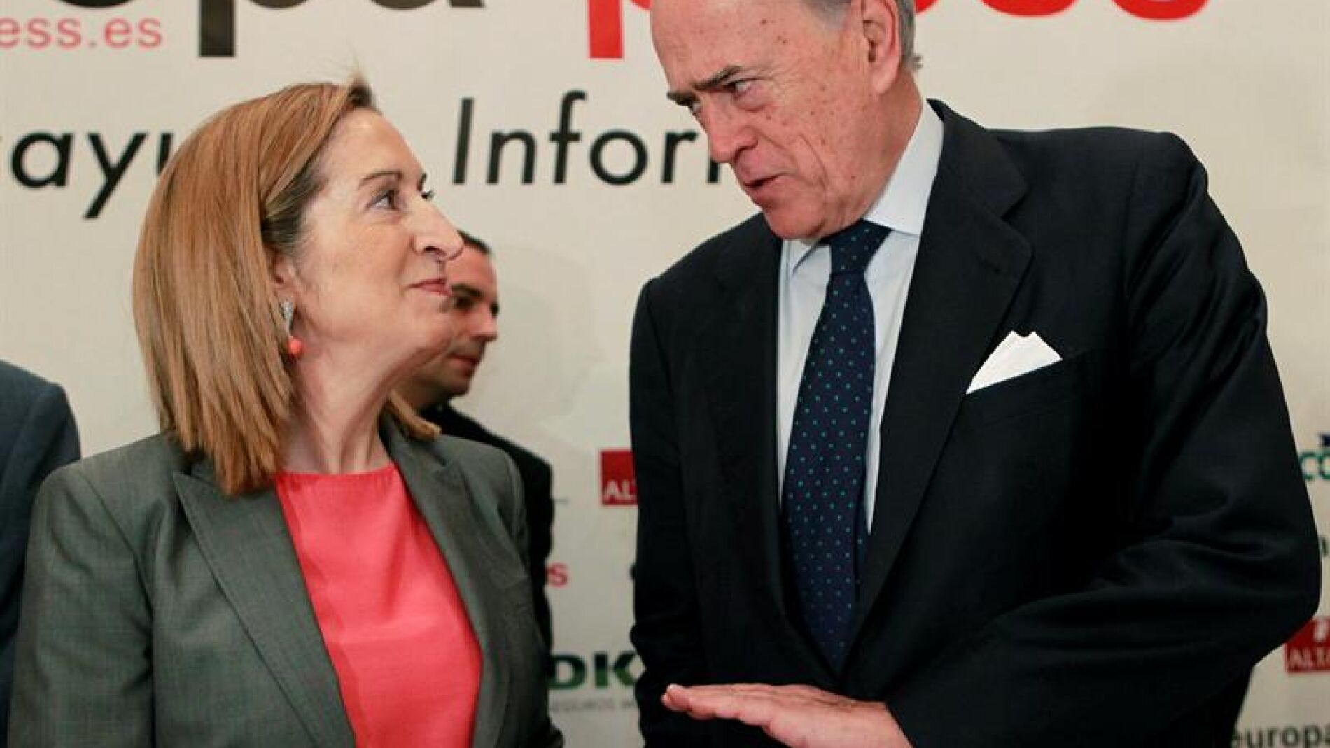 Ana Pastor conversa con el presidente de FCC, Baldomero Falcones