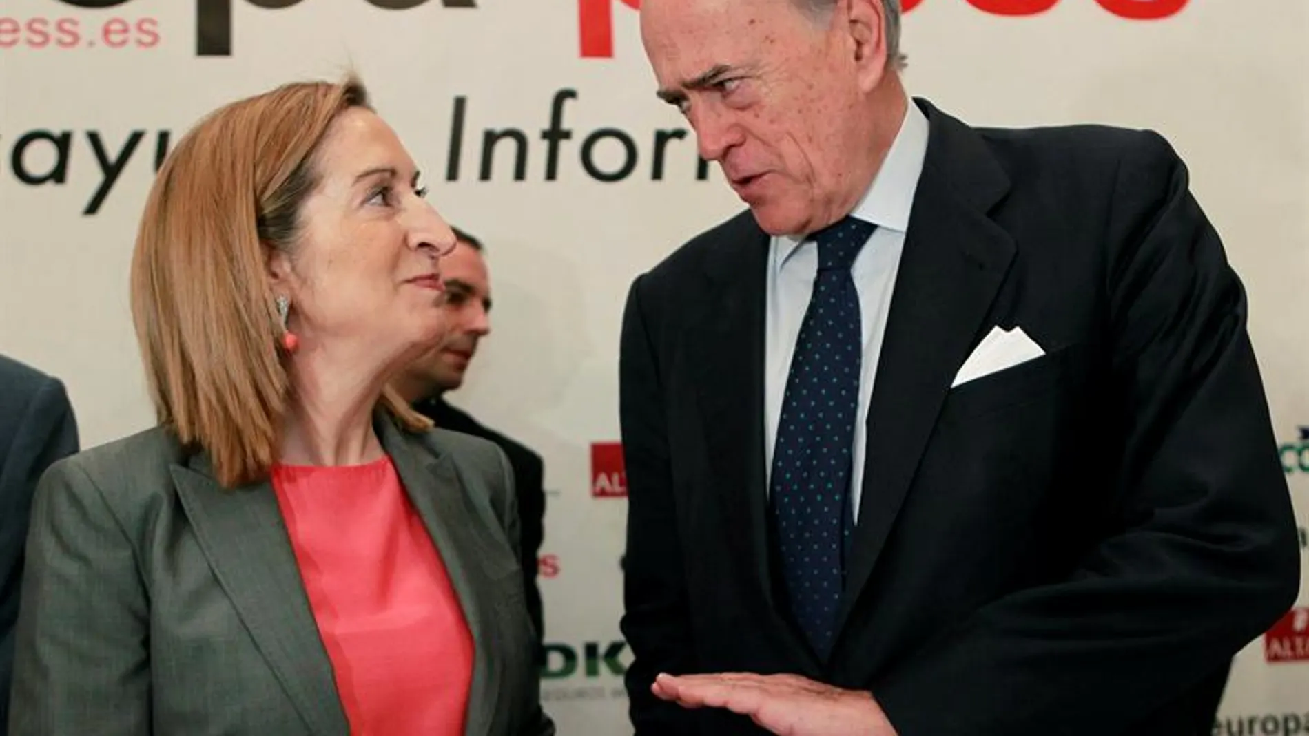 Ana Pastor conversa con el presidente de FCC, Baldomero Falcones Ana Pastor conversa con el presidente de FCC, Baldomero Falcones