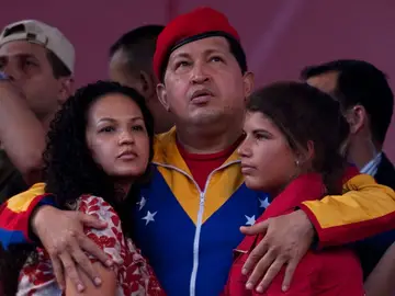 Hugo Chávez junto a sus hijas Hugo Chávez junto a sus hijas