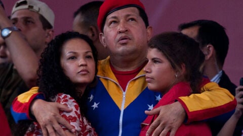 Hugo Ch&aacute;vez junto a sus hijas