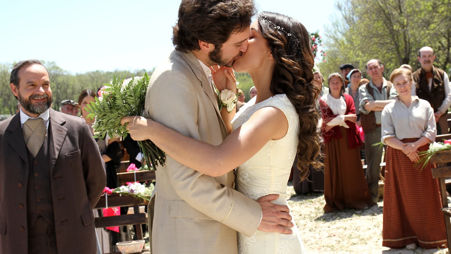 Tristán y Pepa se besan en su boda Tristán y Pepa se besan en su boda