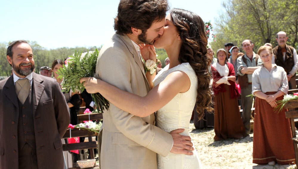 Tristán y Pepa se besan en su boda