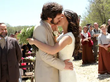 Tristán y Pepa se besan en su boda Tristán y Pepa se besan en su boda