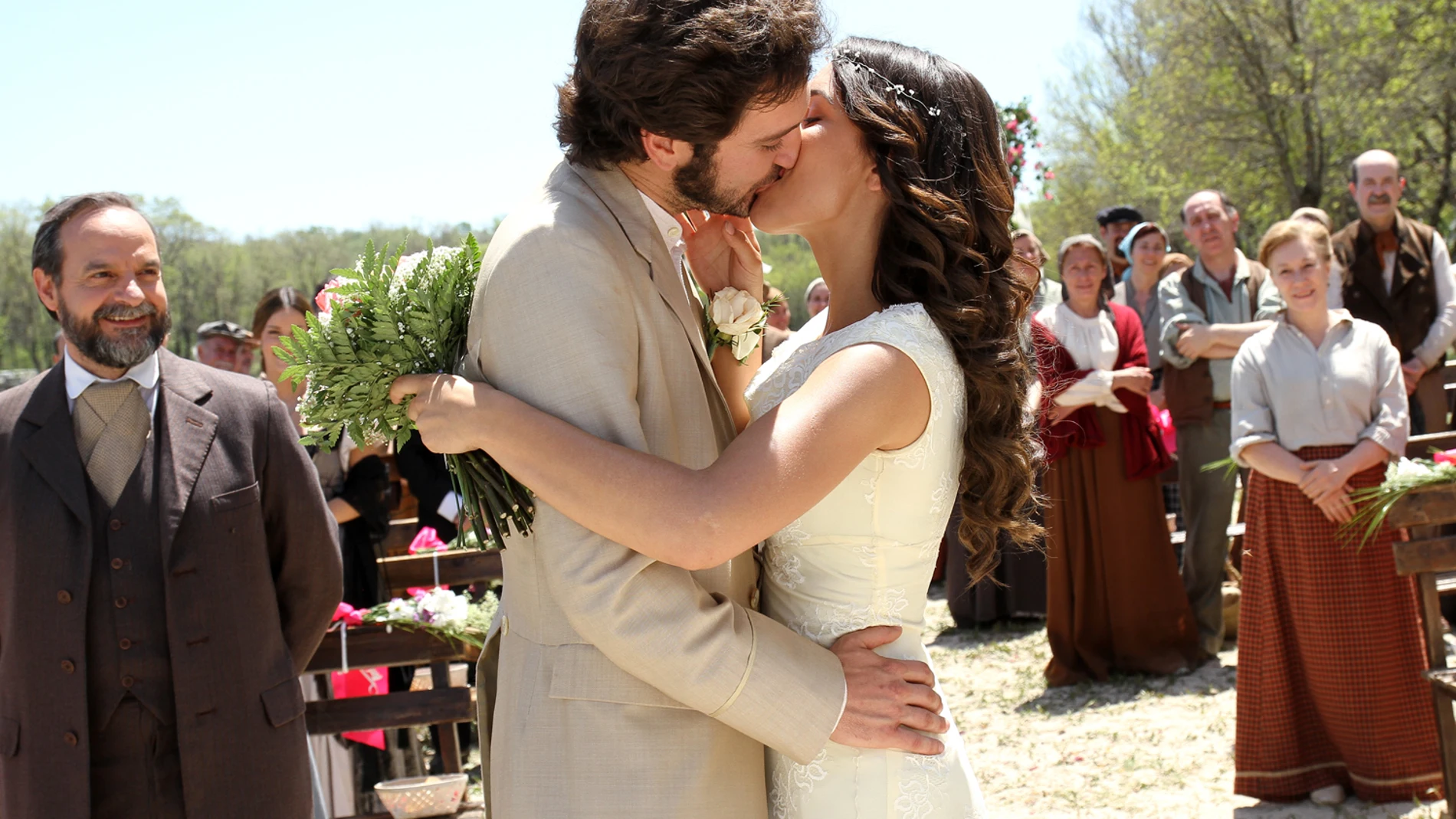 Tristán y Pepa se besan en su boda