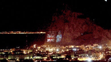 Gibraltar proyecta sobre el peñón imágenes gigantescas de Isabel II