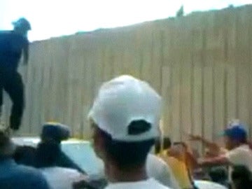 Leales a Al Asad golpean un coche de la ONU Leales a Al Asad golpean un coche de la ONU