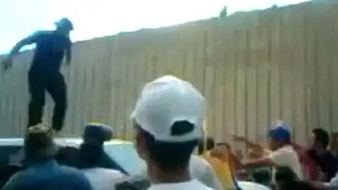 Leales a Al Asad golpean un coche de la ONU Leales a Al Asad golpean un coche de la ONU