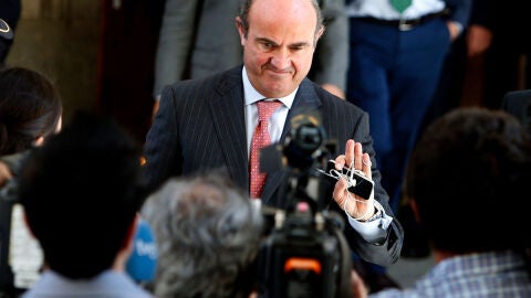 Luis de Guindos a la salida del Congreso de los Diputados