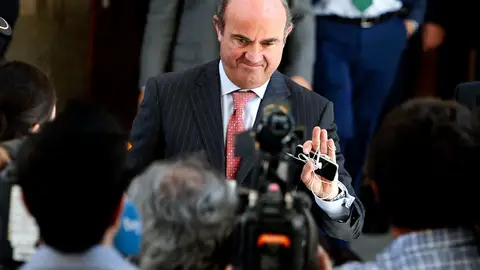 Luis de Guindos a la salida del Congreso de los Diputados Luis de Guindos a la salida del Congreso de los Diputados