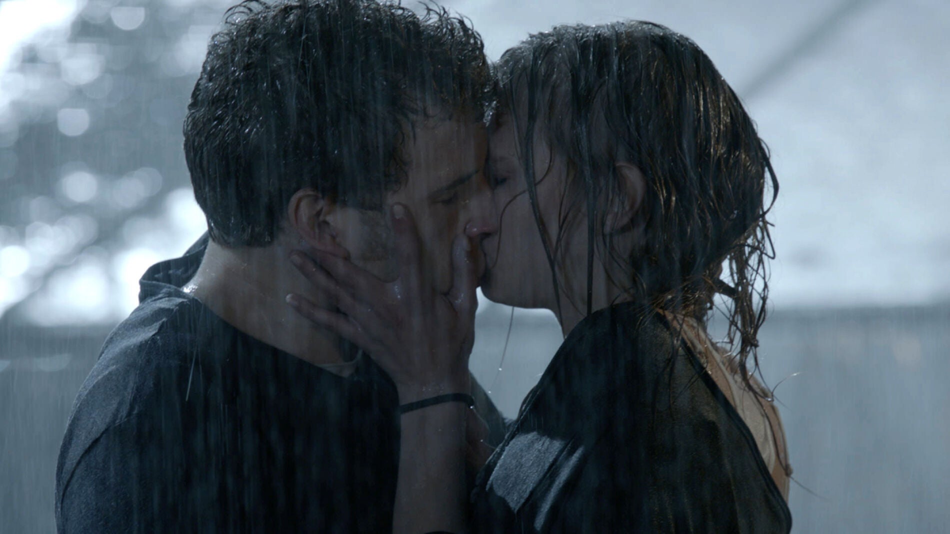 Revive el beso bajo la lluvia de Joel y Leire