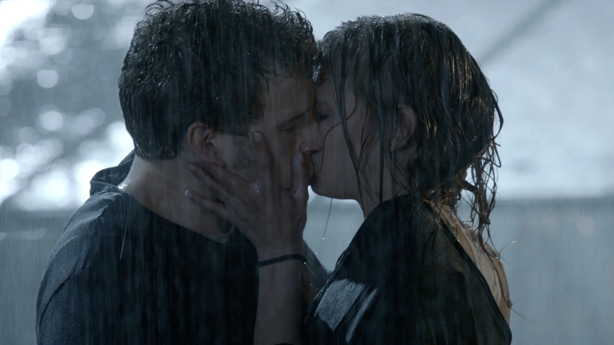 Joel y Leire se besan