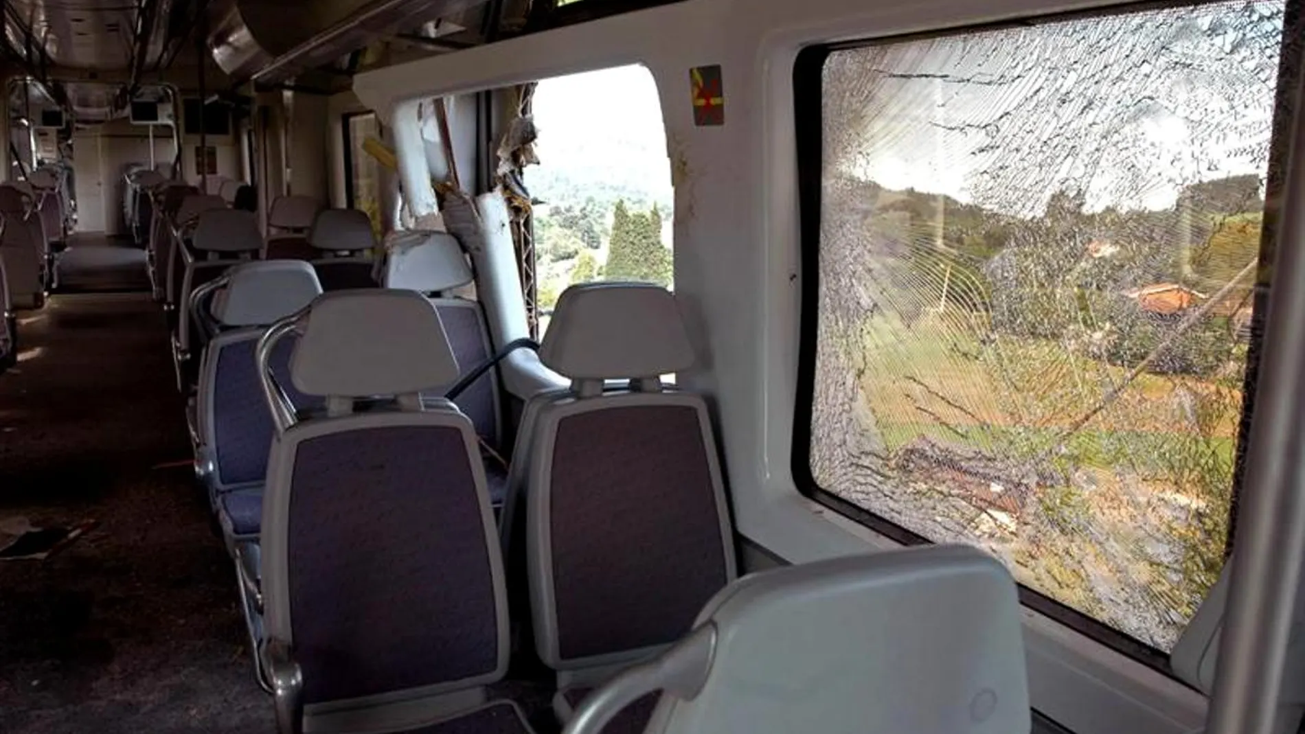 Interior del tren de Renfe que ha colisionado con dos árboles colocados en la vía Interior del tren de Renfe que ha colisionado con dos árboles colocados en la vía