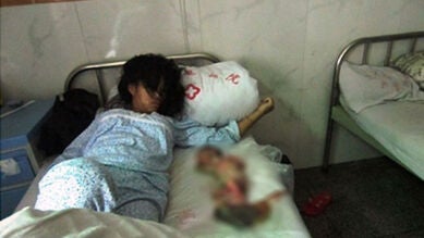 Una mujer china es obligada a abortar con 7 meses de gestación por no pagar una multa