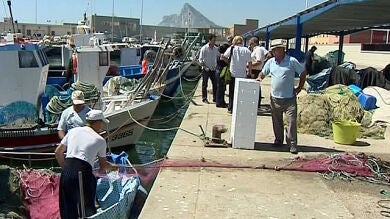 Técnicos de Gibraltar evalúan los sistemas de los pescadores de Algeciras y La Línea