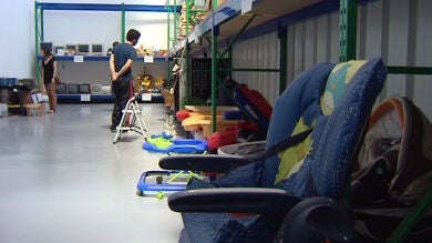 Todo tipo de artículos de segunda mano, gratis en un almacén de Vitoria