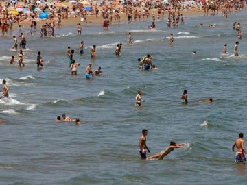 Un gran número de personas se acercaron a la playa de la Malvarrosa en Valencia
