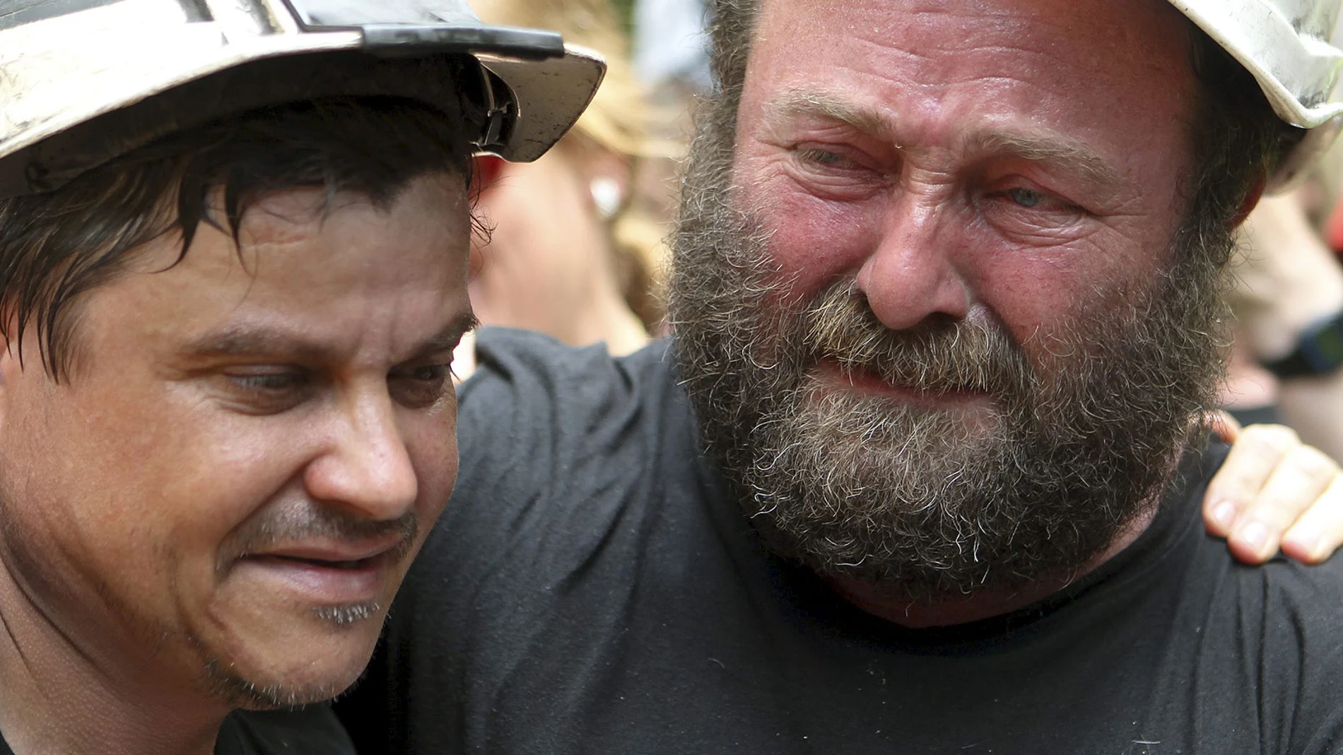Mineros emocionados a su llegada a Zaragoza Mineros emocionados a su llegada a Zaragoza