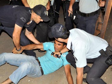Los Policías reducen al familiar de uno de los presos Los Policías reducen al familiar de uno de los presos