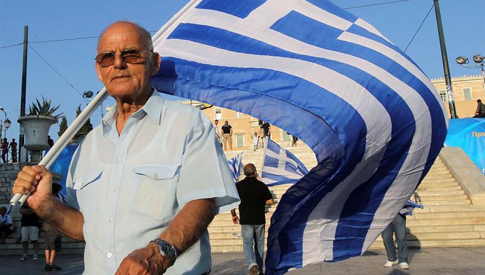 Un ciudadano con la bandera griega