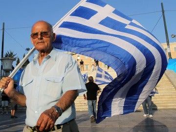 Un ciudadano con la bandera griega